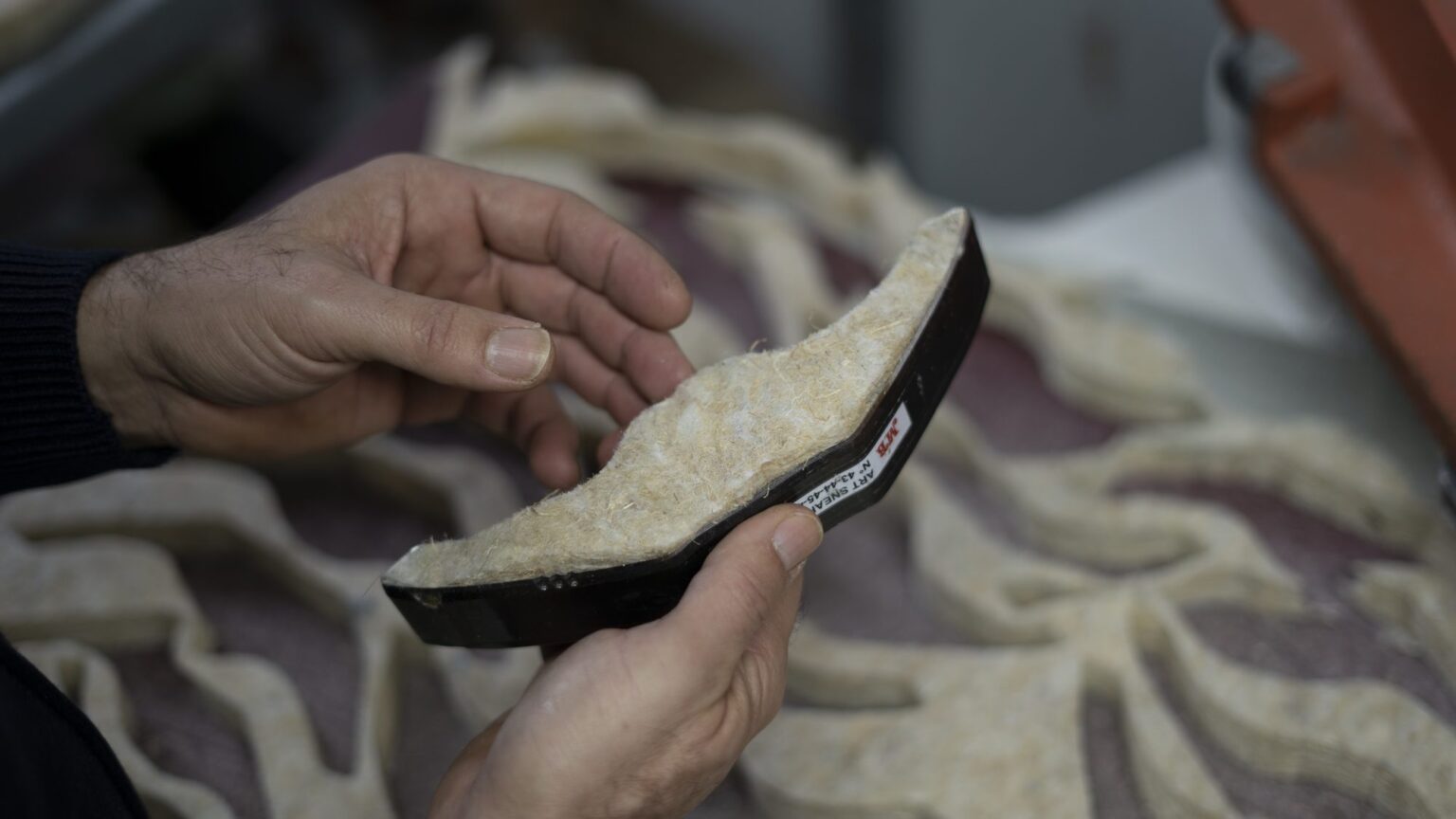 Pezzo tagliato in mano all'artigiano